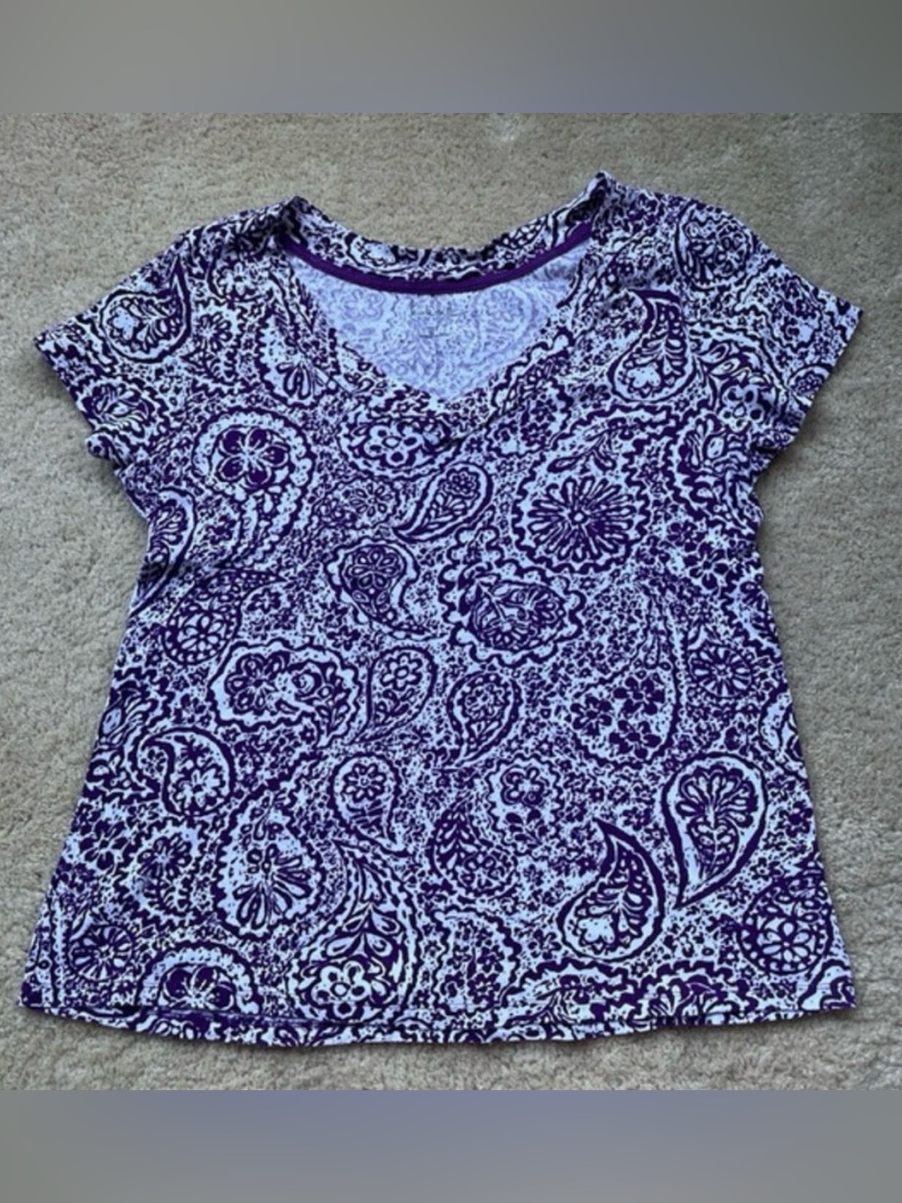 Nicole Miller Women’s V-Neck Tee Shirt - *Size 1X - VGUC - Purple/White Paisley